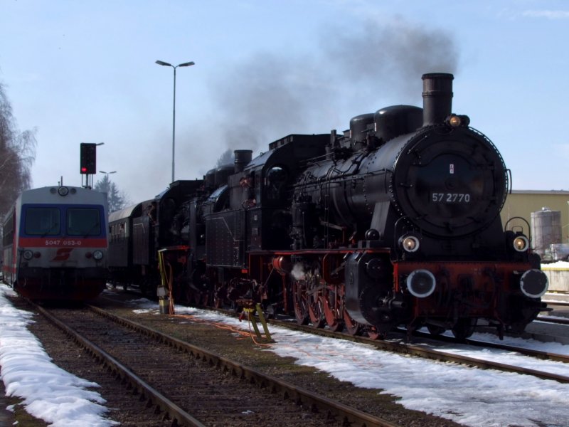 57 2770 und 638 1301 erreichen als R16186  Hausruckdampf09  Bhf. Ried i.I.; 090228