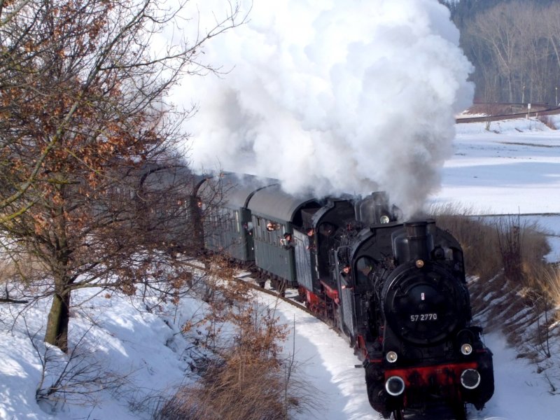 57 2770 und 638 1301 sind R16186 (Hausruckdampf09) am Weg nach Attnang-Puchheim;090228