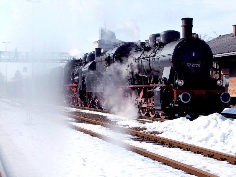 57 2770 und 638.1301 stehen mit R16186 Abfahrtbereit am Bhf. Ried i.I.; 090228