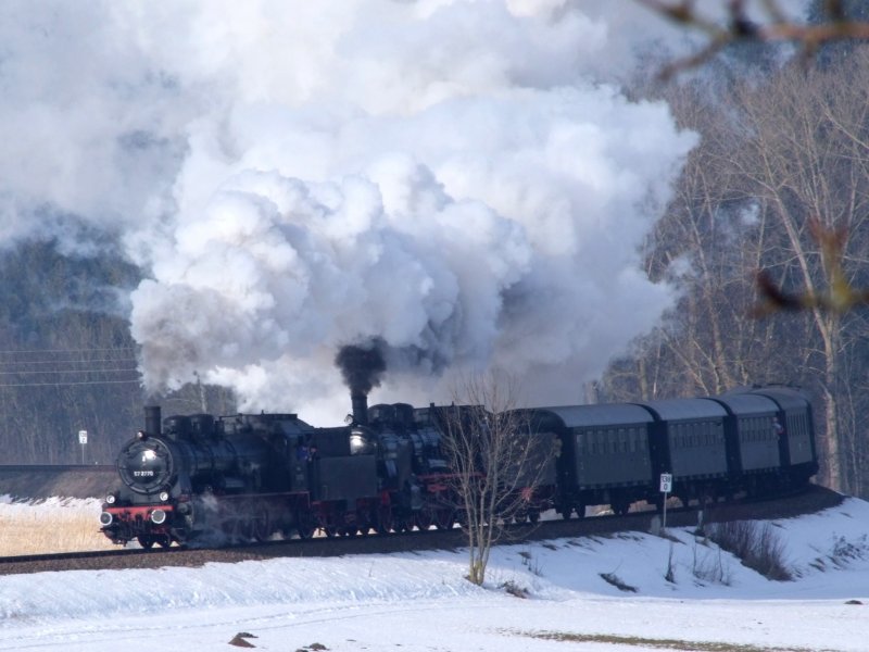 57 2770 dampft mit (der leider etwas durch Gestrpp verdeckten)68.1301 als R16186  Hausruckdampf09  bei KM38-8 seinem Ziel Attnang-Puchheim entgegen; 090228