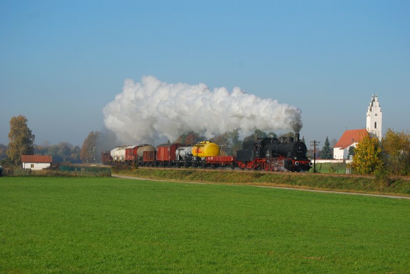 57 2770 fhrt mit ihrem stilechten Fotogterzug durchs Rottal. Hier bei Hulsessen. Aufnahme vom 20.10.2008