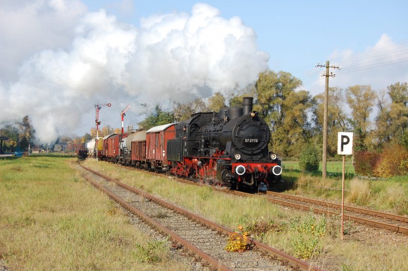 57 2770 mit Gterzug bei der Durchfahrt durch Karpfham (17.10.2008)