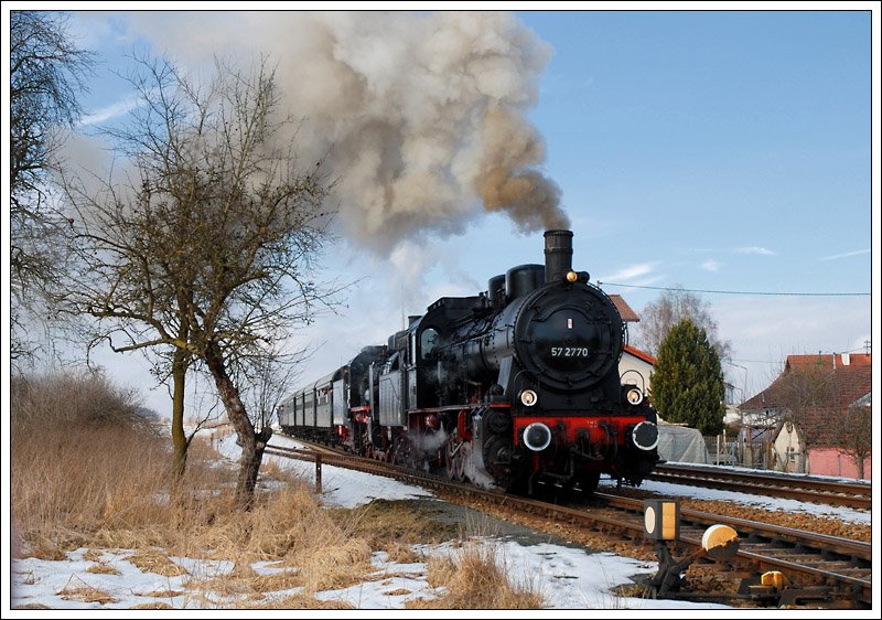 57 2770 (GEG 657.2770) und die 638.1301 mit dem Sonderzug R 16186 von Simbach nach Attnang-Puchheim am 28.2.2009 bei der Ausfahrt aus Gurten.