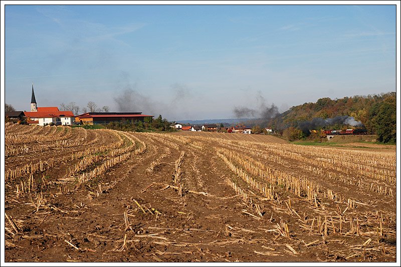 57 2770 (=�GEG-Lok 657.2770) mit einem Fotog�terzug am 18.10.2008 mit Blick auf Mauerberg zwischen T��ling und Garching aufgenommen.