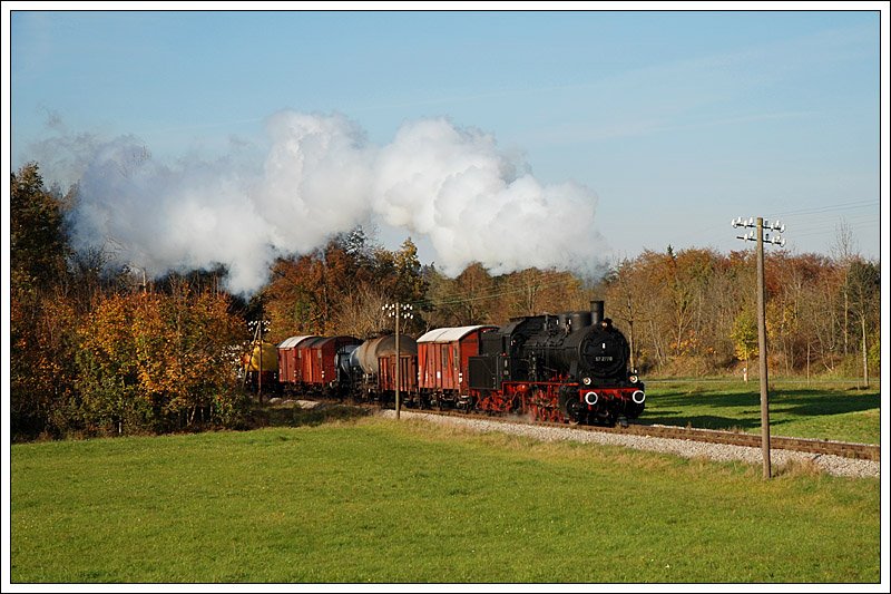57 2770 (=�GEG-Lok 657.2770) mit einem Fotog�terzug am 18.10.2008 zwischen Garching und Trostberg, aufgeommen n�chst Tacherting.