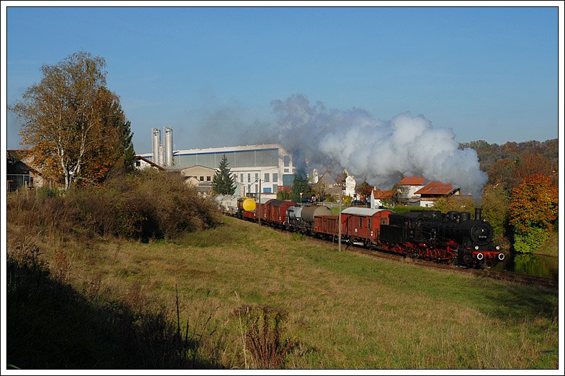 57 2770 (=�GEG-Lok 657.2770) mit einem Fotog�terzug am 18.10.2008 zwischen Garching und Trostberg unterwegs, aufgeommen in Schalchen.