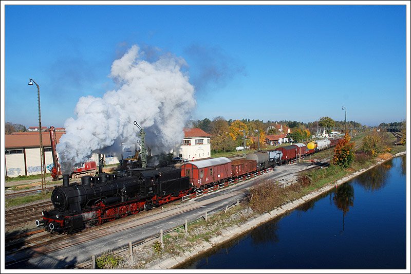 57 2770 (=�GEG-Lok 657.2770) mit einem Fotog�terzug am 18.10.2008 bei der Ausfahrt aus Garching. 