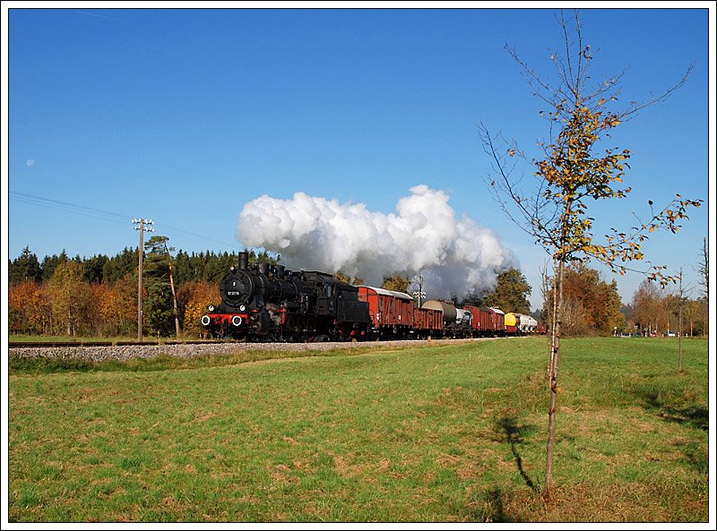 57 2770 (=�GEG-Lok 657.2770) mit einem Fotog�terzug am 18.10.2008 zwischen Garching und Trostberg, aufgeommen n�chst Tacherting.
