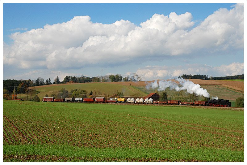 57 2770 (=GEG-Lok 657.2770) mit einem Fotogterzug am 17.10.2008 bei einer Pendelfahrt zwischen Frstenzell und Sulbach am Inn, bei Wallham aufgenommen.