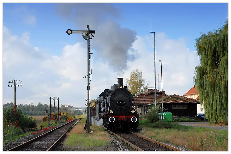 57 2770 (=GEG-Lok 657.2770) mit einem Fotogterzug von Mhldorf nach Frstenzell am 17.10.2008 bei der Ankunft in Sulzbach am Inn.
