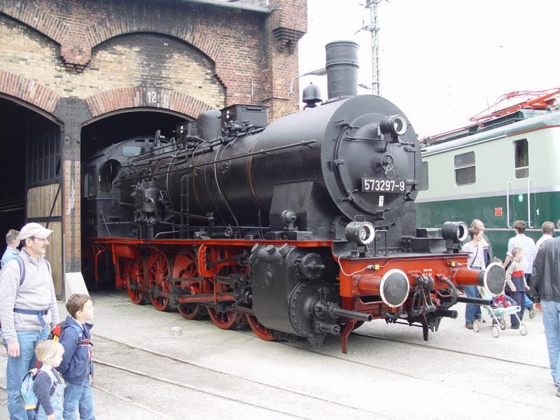 57 3297-9 beim Dresdner Dampflokfest 2004
