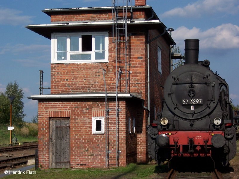 57 3297 steht am 25.08.2007 vor dem Stellwerk im Bw Chemnitz - Hilbersdorf.