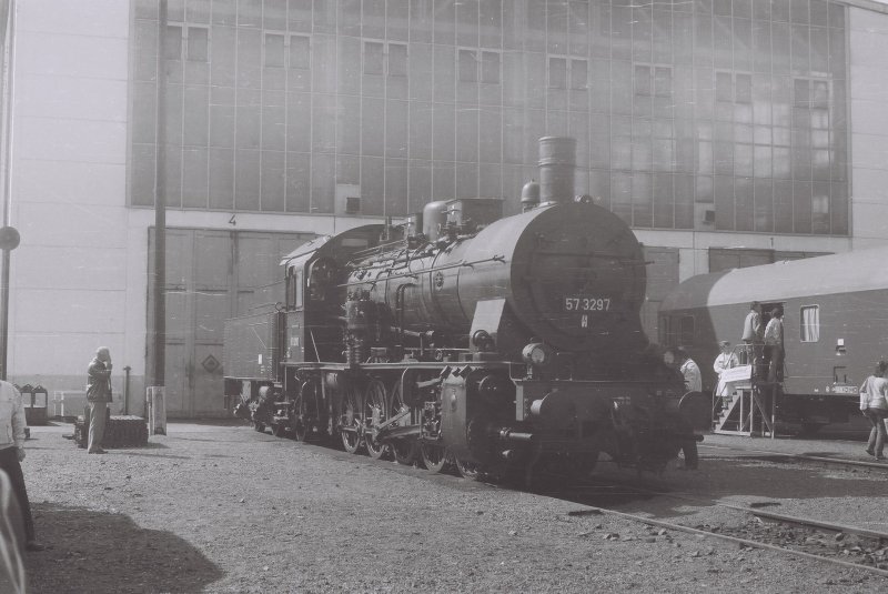 57 3297 steht anllich einer Fahrzeugausstellung am 26.08.1985 im Bw Magdeburg.