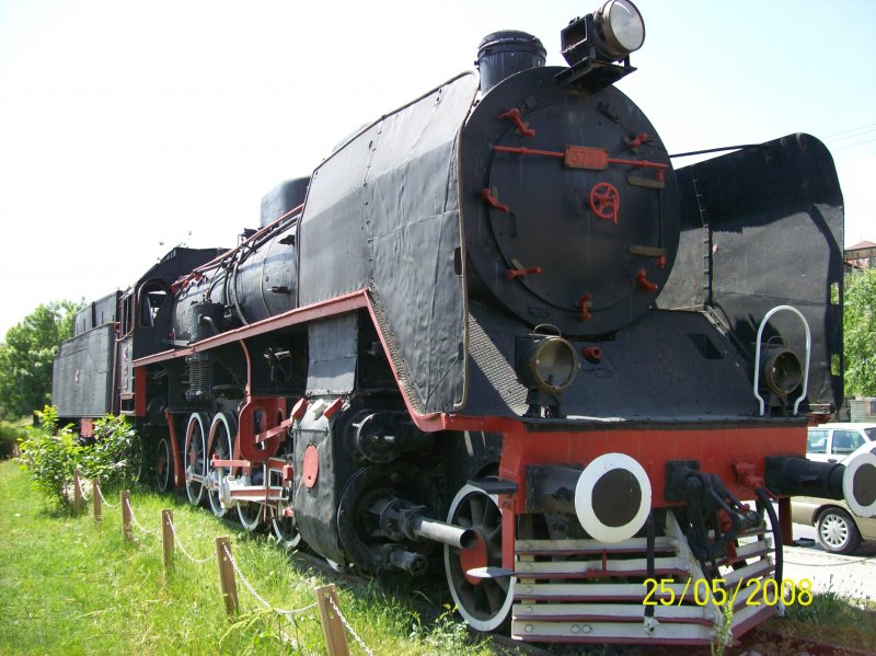 57011 auf dem Bahnhofsvorplatz in Isparta
Foto vom 25.05.08 