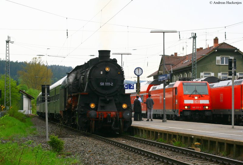  58 1111-2 (58 311) mit ihrem Lr (Triberg-Rottweil) in St.Georgen(Schwarzw, wo sie vom RE nach Konstanz berholt wurde 10.5.09