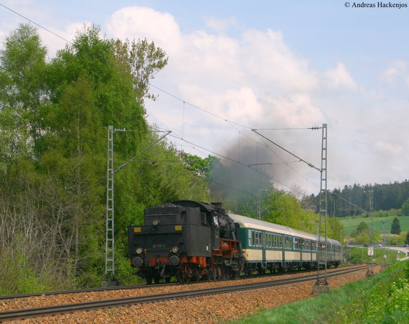 58 1111-2 (58 311) mit ihrem Tunnelfahrtenzug (St.Georgen(Schwarzw)-Hau sach) am km 70,0 10.5.09