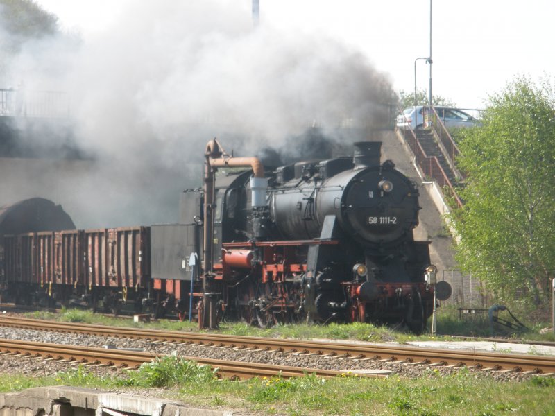 58 1111-2 mit einem G�terzug bei der Einfahrt im Bahnhof Nossen,am 19.04.09