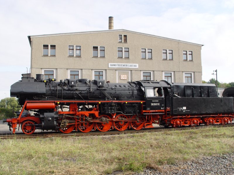 58 3047 steht vor den Lokschuppen in Glauchau. (14.09.08)