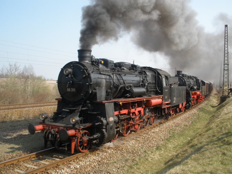 58 311 und 58 261 mit einem Güterzug zum Saisonauftakt im SEM-Chemnitz am 04.04.09