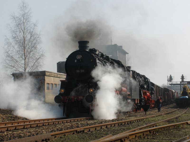 58 311 und 58 261 mit ihrem G�terzug kurz vor der Abfahrt.Zum Saisonauftakt im SEM-Chemnitz am 04.04.09