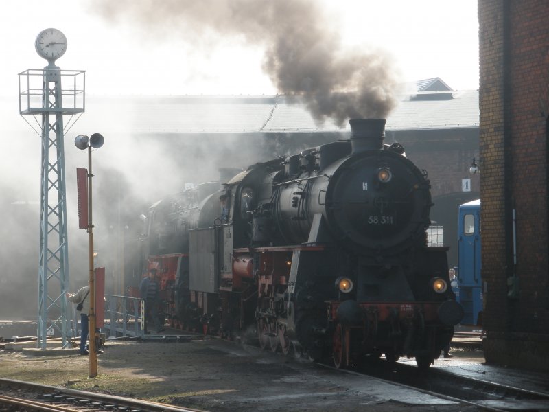 58 311 und 58 261 stehen vor dem Rundhaus 1 des SEM-Chemnitz Hilbersdorf,wie in frheren Zeiten.Aufgenommen am 04.04.09