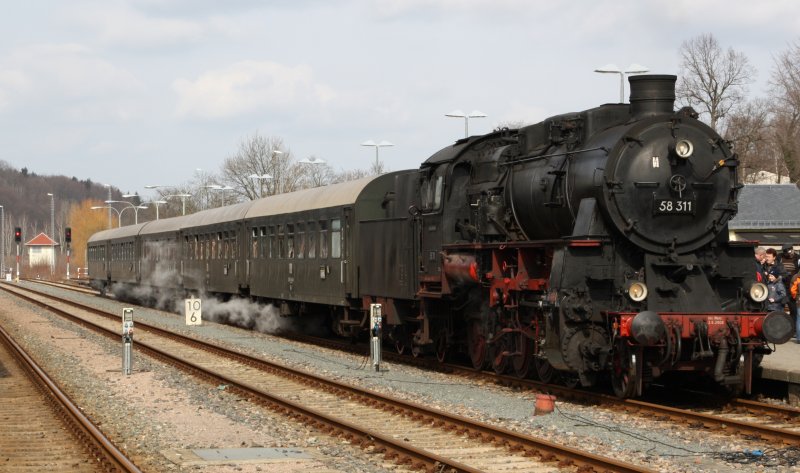 58 311 am 14.03.09 im Bahnhof Aue. 