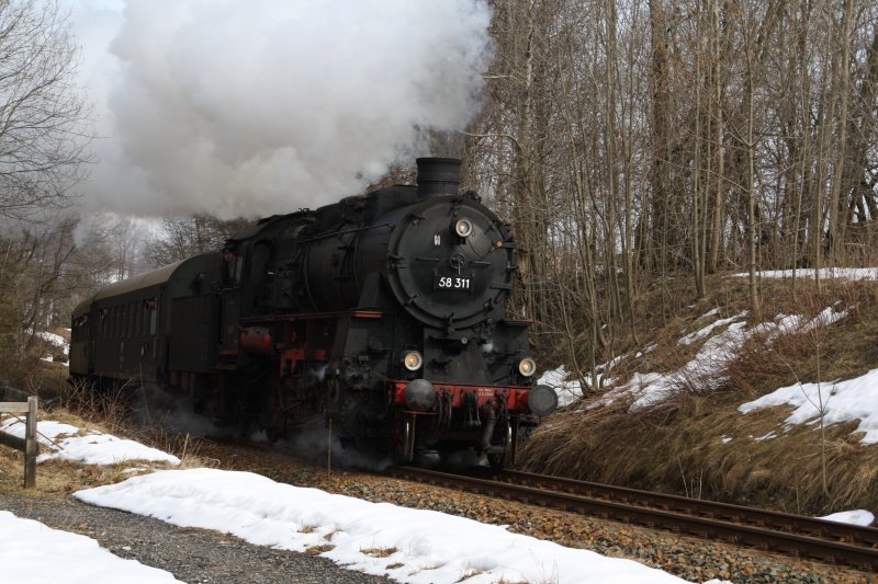 58 311 am 14.03.09 pssiert ddas ehemligen berschneidungsbauwerk der Zwnitz-Stollberger Strecke.