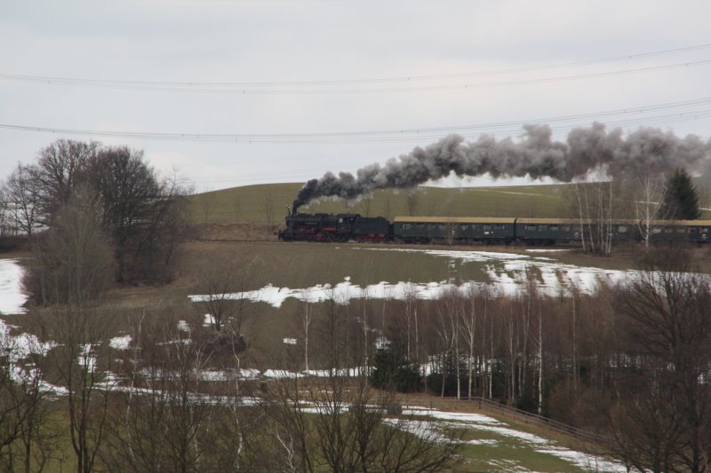 58 311 ist am 14.03.09 in der Steigung Richtung Scheibenberg kurz hinter dem Markerbacher Viadukt unterwegs.
