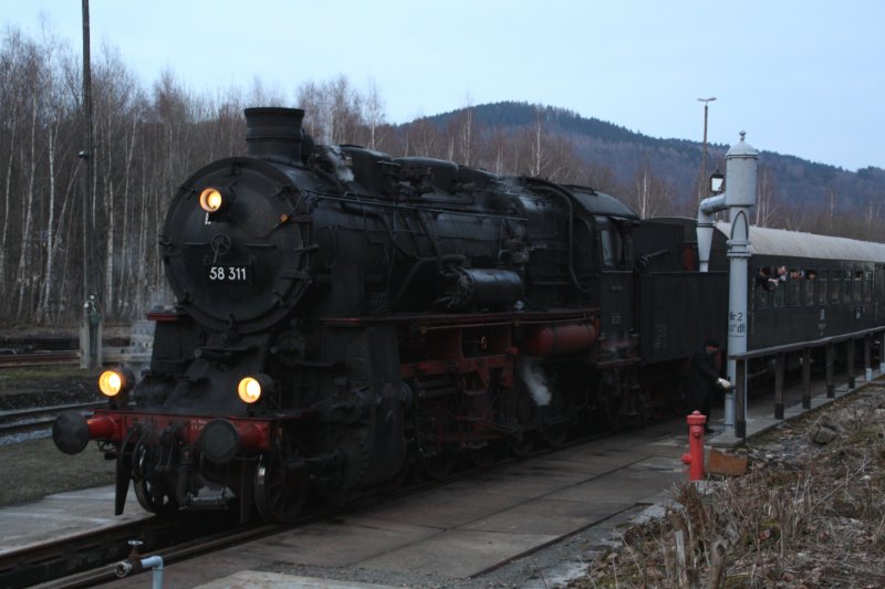 58 311 am Wasserkran im Eisenbahnmuseum Schwarzenberg. (14.03.09)
