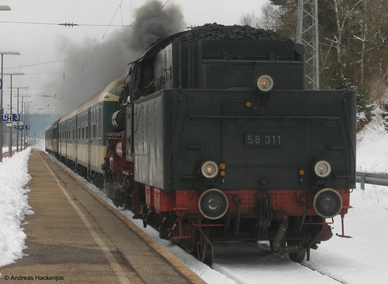 58 311 bei der Sonderzugbreitstellung von Rottweil nach Triberg wurde in St.Georgen(Schwarzw) leider �ber Gleis3 geleitet und somit konnte das geplante Motiv nicht umgesetzt werden 24.3.08