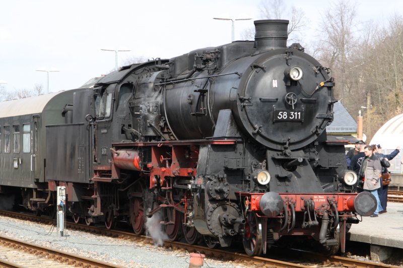58 311 (DR EDV-Nummer 58 1111-2) paussiert am 14.03.09 im Bahnhof Aue.