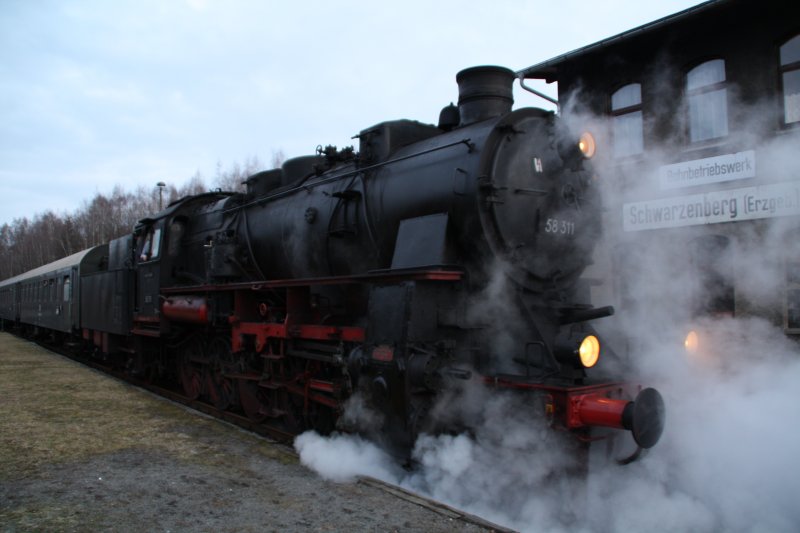 58 311 drckt ihren Zug aus dem Eisenbahnmuseum Schwarzenberg. (14.03.09)