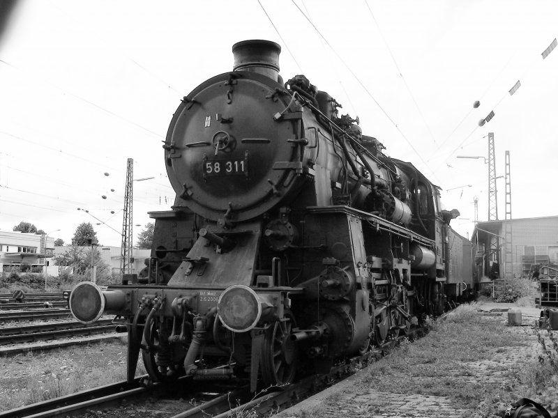 58 311 in Ettlingen-West beim anheizen am 28.07.07

vielen Dank an das Personal vor Ort das ich mir diese Sache life ansehen konnte und klein wenig Hand mit anlegen durfte