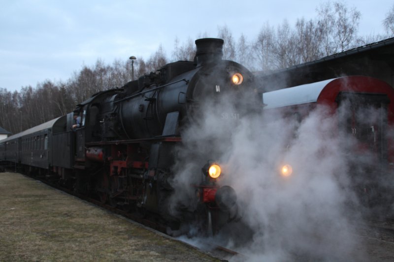 58 311 fhrt mit Zug an den Wasserkran im Eisenbahnmuseum Schwarzenberg. (14.03.09)