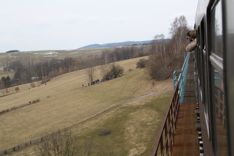 58 311 mit dem Pendelzug auf der Rckfahrt nach Schlettau. Hier bei der berfahrt des Markersbacher Viaduktes. Jeder Meter der G 12 wurde dokomentiert, wie man rechts an den vielen Fotografen sehen kann. (14.03.09)