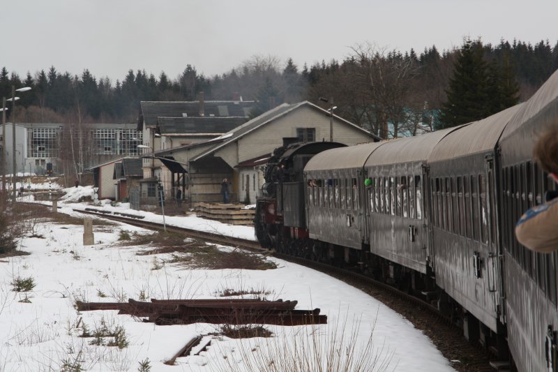 58 311 mit dem Pendelzug auf der Rckfahrt nach Schlettau im Bahnhof Scheibenberg. (14.03.09)