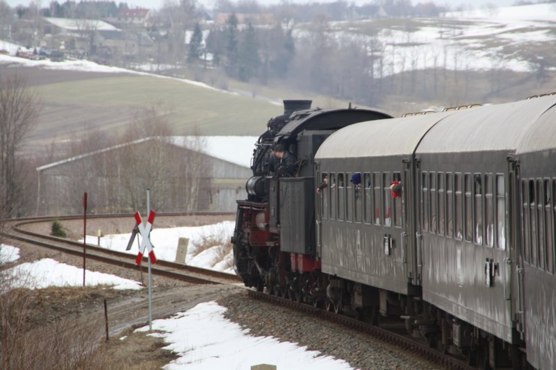 58 311 mit dem Pendelzug auf der Rckfahrt kurz vor Schlettau. Es war ein einmaliges Erlebnis!  Die Fahrt htte nie enden sollen.  (14.03.09)