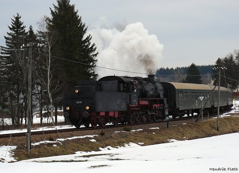 58 311 mit DPE 88928 (Schlettau-Schwarzenberg) bei der Ausfahrt aus dem ehem. Bahnhof Scheibenberg am 14.03.2009