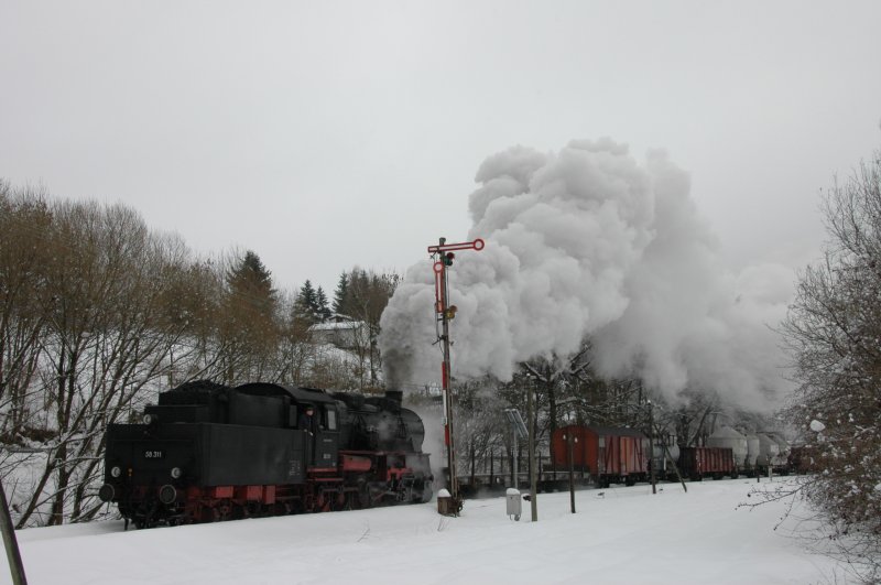 58 311 mit einem Fotogterzug im Thringer Wald, Ausfahrt Steinbach-Hallenberg, 21.02.09

