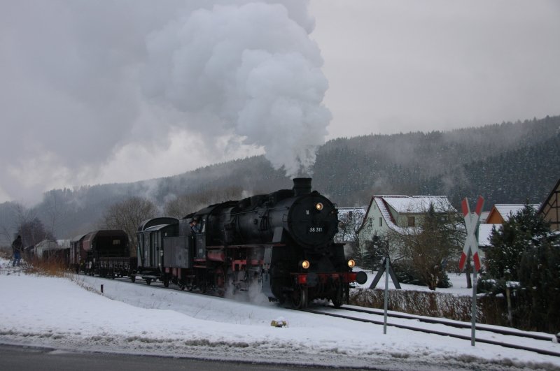 58 311 mit einem Fotog�terzug im Th�ringer Wald, 21.02.09

