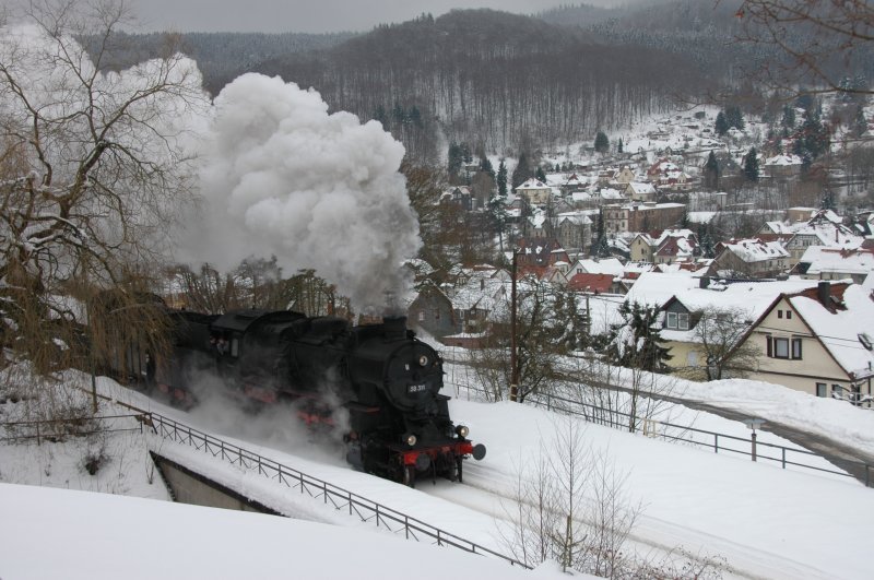 58 311 mit einem Fotog�terzug im Th�ringer Wald, hier bei Zella-Mehlis West am 21.02.09
