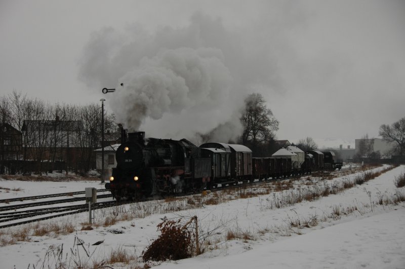 58 311 mit einem Fotog�terzug im Th�ringer Wald, Ausfahrt Wernshausen 22.02.09
