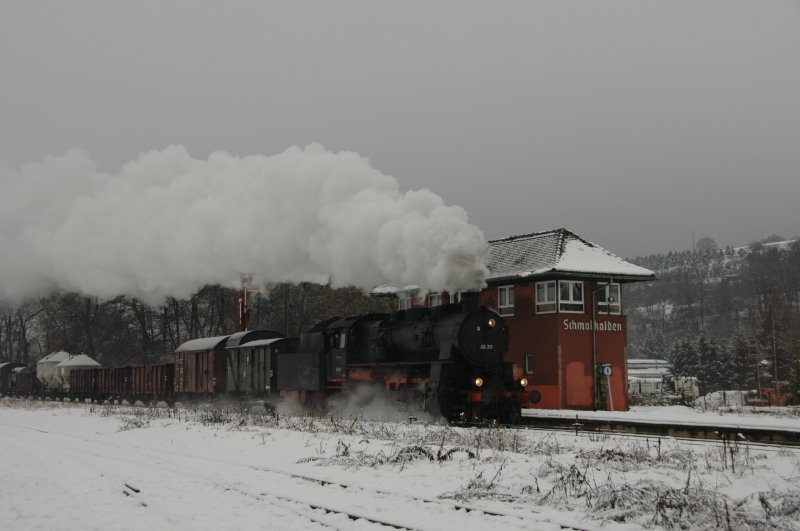 58 311 mit einem Fotog�terzug im Th�ringer Wald bei einer Scheinfahrt in Schmalkalden am 22.02.09