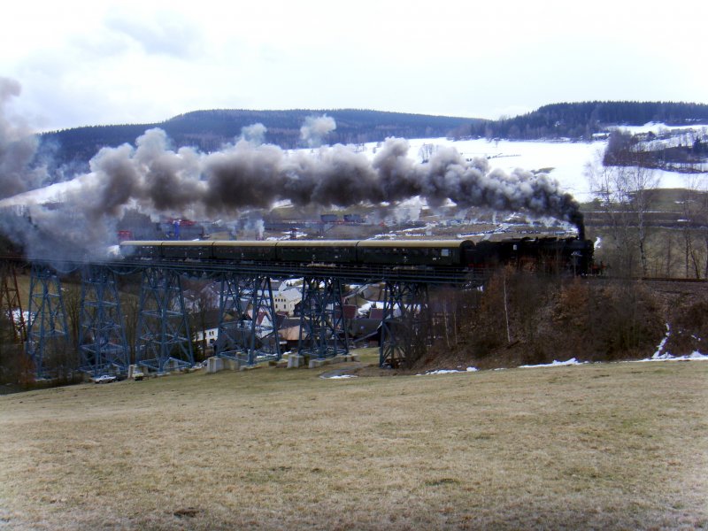 58 311 mit ihrem Sonderzug am 14.03.2009 auf dem Markersbacher Viadukt. In wenigen Minuten wird sie ihr Tagesziel Schlettau erreichen.