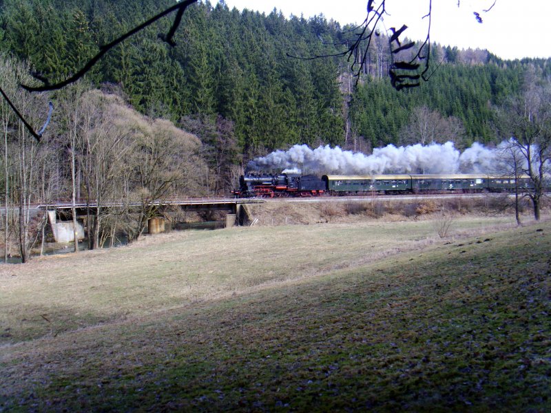 58 311 mit ihrem Sonderzug am 14.03.2009, hier kurz vor Kemtau.