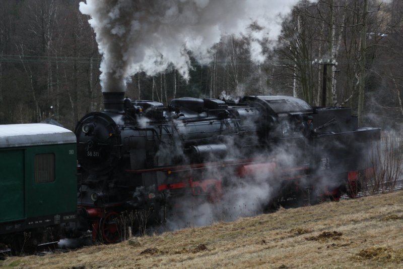 58 311 nun wieder in voller Aktion bei der Einfahrt im ehemaligen Bahnhof Walthersdorf am 28.03.09.