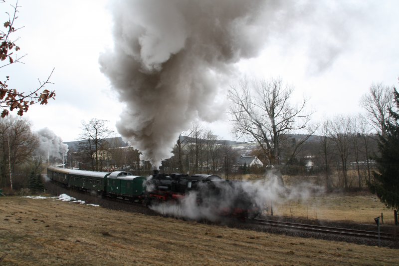 58 311 nun wieder in voller Aktion bei der Einfahrt im ehemaligen Bahnhof Walthersdorf am 28.03.09.
