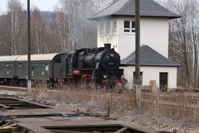 58 311 passiert am 14.03.09 das Stellwerk im Bahnhof Schwarzenberg. 