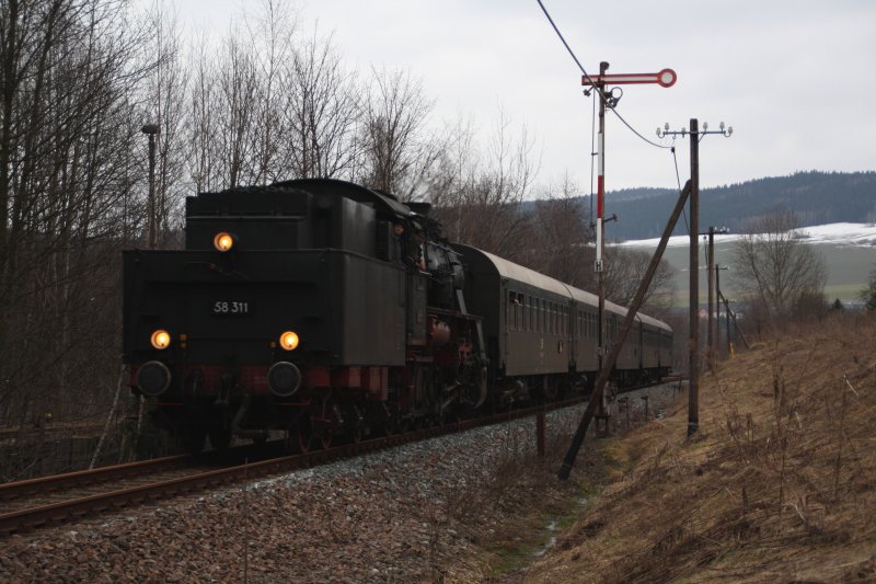 58 311 passiert am Abend des 14.03.09 auf der Rckfahrt nach Chemnitz, das Einfahrtssignal von Grnsttel.