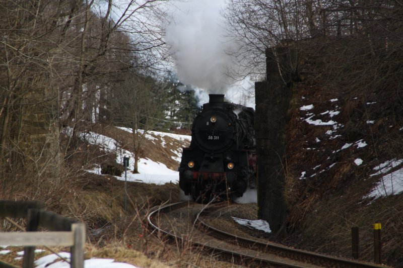 58 311 passiert mit voldampf am 14.03.09 die Mauern des ehemligen berschneidungsbauwerk der Zwnitz-Stollberger Strecke. Das war meine ersten Begegnung mit 58 311 und ihr klang an dieser stelle war atemberaubend.